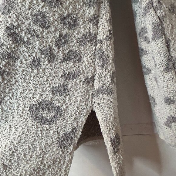 Knox Rose Oatmeal Gray Leopard Print Knit pullover. Vneck. Size Large. EUC. - Picture 3 of 5